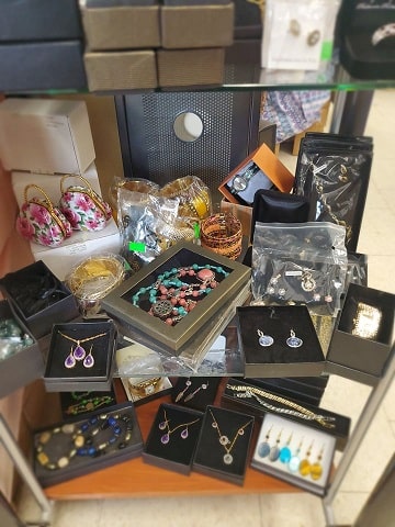 Jewellery - Dobson General Store North with a Great selection of Brand Name items to choose from at our Warehouse.  Shipping all across Canada.  New items daily.